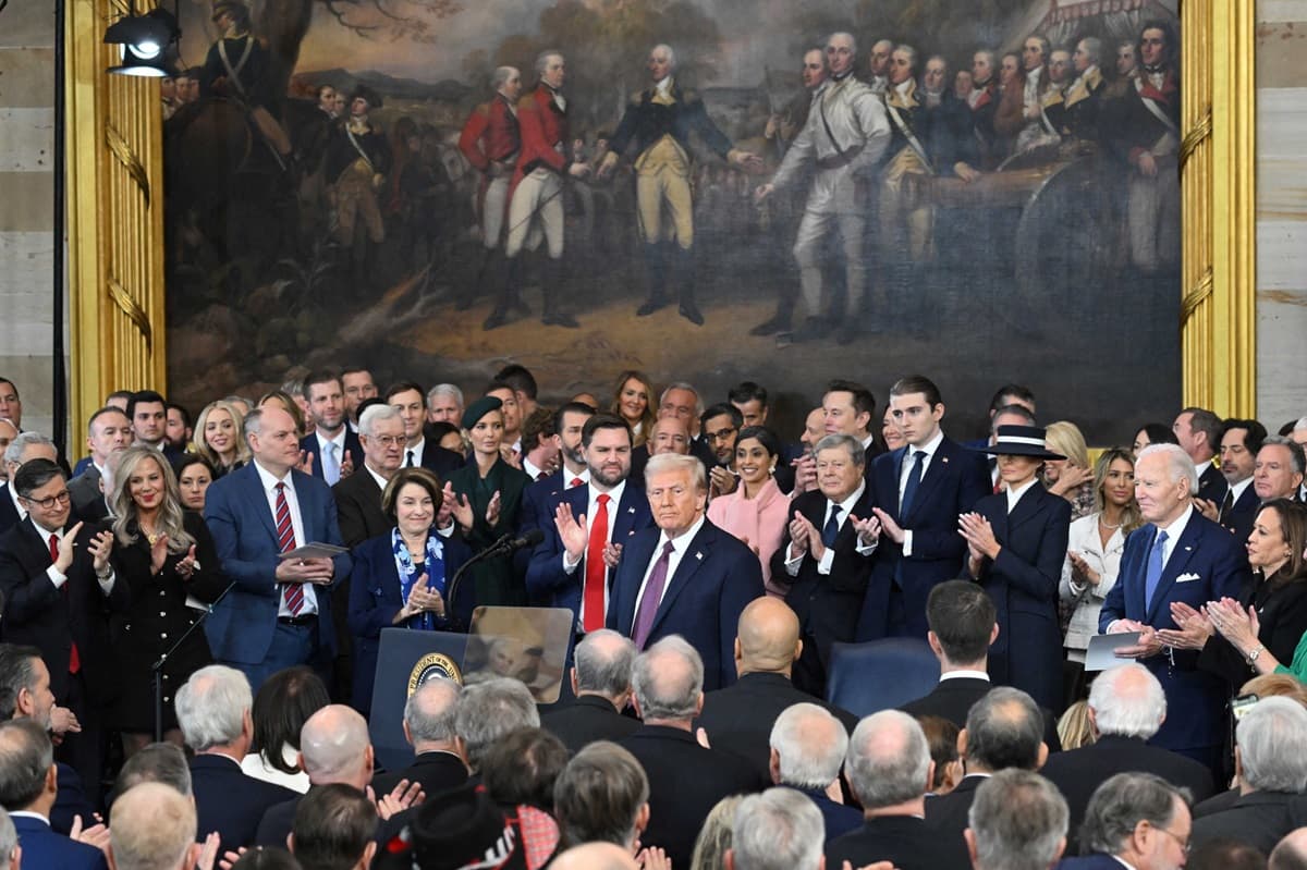 Exit Biden 👈👮♂️👉 Enter Trump